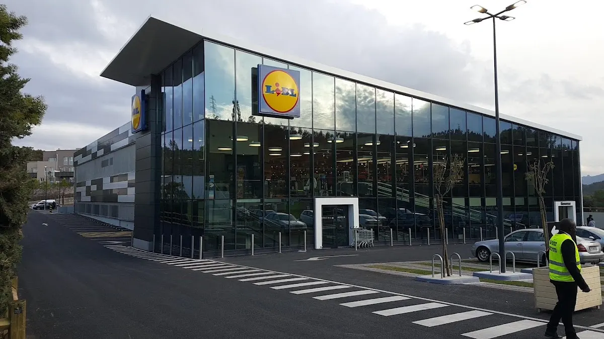 Bâtiment commercial réalisé en tous corps d'état